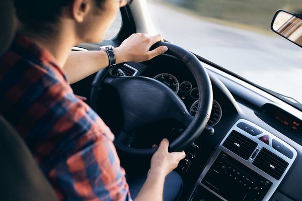 מאחורי ההגה: סיפורו של מקצוען המיניבוסים בירושלים
