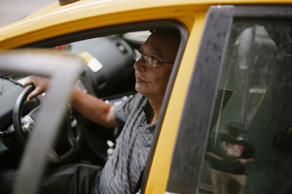  החליפה האתונאית: מקצוען הסעות באתונה.